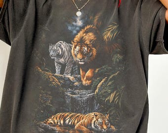 Vintage T-Shirt mit großen Dschungelkatzen, Retro-Motiv mit Panther, Tiger, Leopard, Löwe und Schneeleopard – das perfekte Geschenk für Tierliebhaber. Unisex-T-Shirt im 90er-Jahre-Stil mit Rundhalsausschnitt und Used-Look.