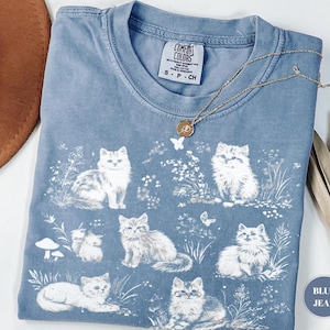 Camiseta vintage dos anos 90 com estampa de gatos, camiseta Comfort Colors com estampa de gatinhos na natureza, camiseta retrô estilo cottagecore com estampa de gatinhos, camiseta oversized, blusa floral fofa com estampa de animais de estimação