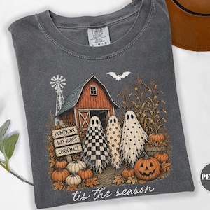 Retro-Halloween-Geister-T-Shirt, Vintage-Kürbis-T-Shirt in bequemen Farben, Cottagecore-Herbst-Scheunen-Maislabyrinth-Top, Gruseliges-Jahreszeit-Heuwagenfahrt-T-Shirt