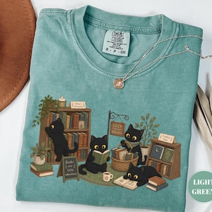 Camiseta Comfort Colors® con gatos de librería, camiseta estilo cottagecore para amantes de los libros, regalo acogedor para la biblioteca, lector de gatitos, estética adorable de ratón de biblioteca.