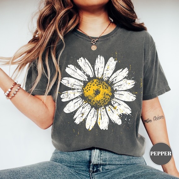 Vintage Daisy Graphic T-Shirt, Distressed Floral Wildflower Tee, Cottagecore Women's Top, Boho Botanical Shirt, Retro Garden Aesthetic Gift