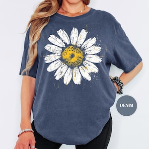 Camiseta vintage con estampado de margaritas, camiseta floral desgastada con flores silvestres, top de mujer estilo cottagecore, camisa botánica bohemia, regalo con estética retro de jardín. imagen 6