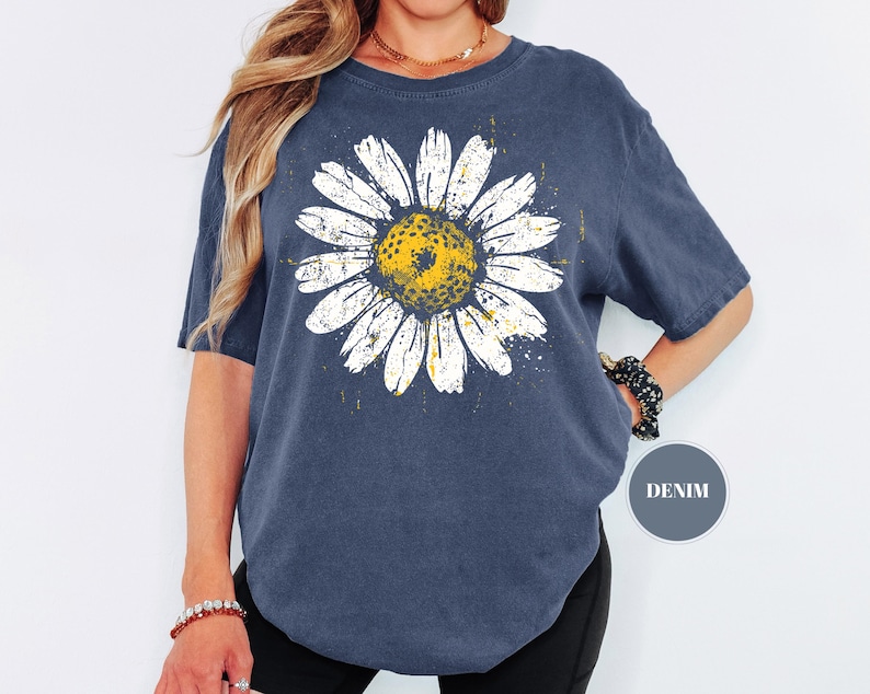 Camiseta vintage con estampado de margaritas, camiseta floral desgastada con flores silvestres, top de mujer estilo cottagecore, camisa botánica bohemia, regalo con estética retro de jardín. imagen 6