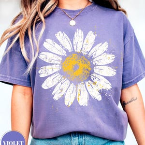 Camiseta vintage con estampado de margaritas, camiseta floral desgastada con flores silvestres, top de mujer estilo cottagecore, camisa botánica bohemia, regalo con estética retro de jardín. imagen 9