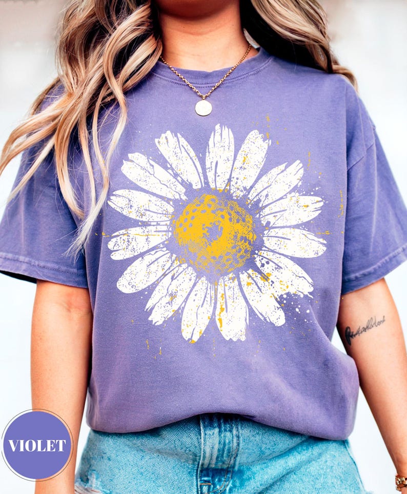 Camiseta vintage con estampado de margaritas, camiseta floral desgastada con flores silvestres, top de mujer estilo cottagecore, camisa botánica bohemia, regalo con estética retro de jardín. imagen 9