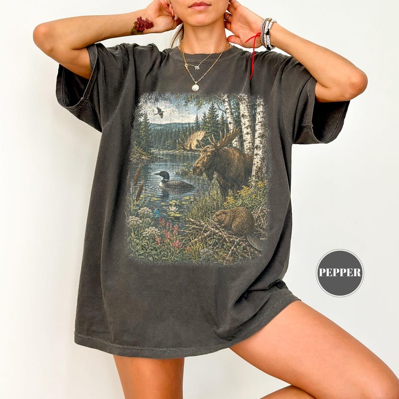 Vintage Nature Wildlife T-shirt, North Woods Tee, Cottagecore Lake Loon-grafik, Stora komfortfärger, Cabincore-present, Friluftskläder bild 1