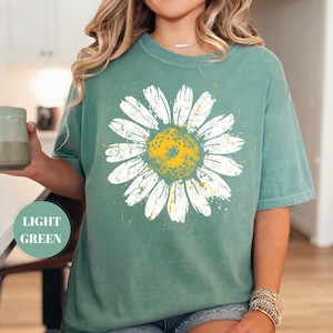 Camiseta vintage con estampado de margaritas, camiseta floral desgastada con flores silvestres, top de mujer estilo cottagecore, camisa botánica bohemia, regalo con estética retro de jardín. imagen 2