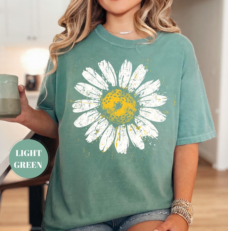 Camiseta vintage con estampado de margaritas, camiseta floral desgastada con flores silvestres, top de mujer estilo cottagecore, camisa botánica bohemia, regalo con estética retro de jardín. imagen 2