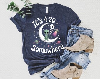 Camiseta "Son las 4:20 en algún lugar" con temática alienígena - Camiseta divertida de marihuana espacial - Camiseta con estampado de la luna fumando - Regalo para fumadores de marihuana con temática de ovnis