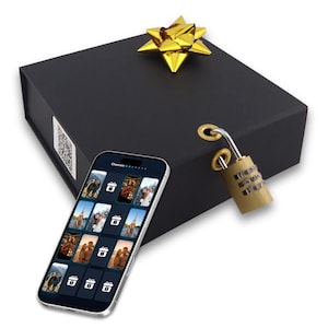 Könnte beinhalten: Eine schwarze Geschenkbox mit goldener Schleife, ein Zahlenschloss und ein Smartphone mit Fotos. Der Telefonbildschirm zeigt ein Raster von Bildern mit einem Schloss-Symbol. Das Schloss ist goldfarben.