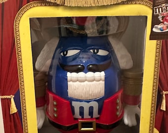 Distributore di caramelle vintage da 12" in edizione limitata blu natalizio M&M's Schiaccianoci in abito rosso