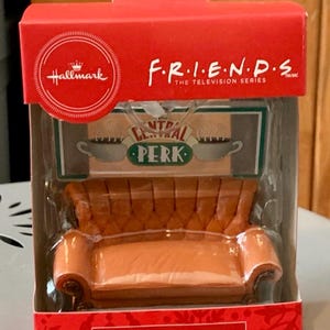 Adorno navideño para el sofá del Central Perk Cafe de Hallmark FRIENDS Show