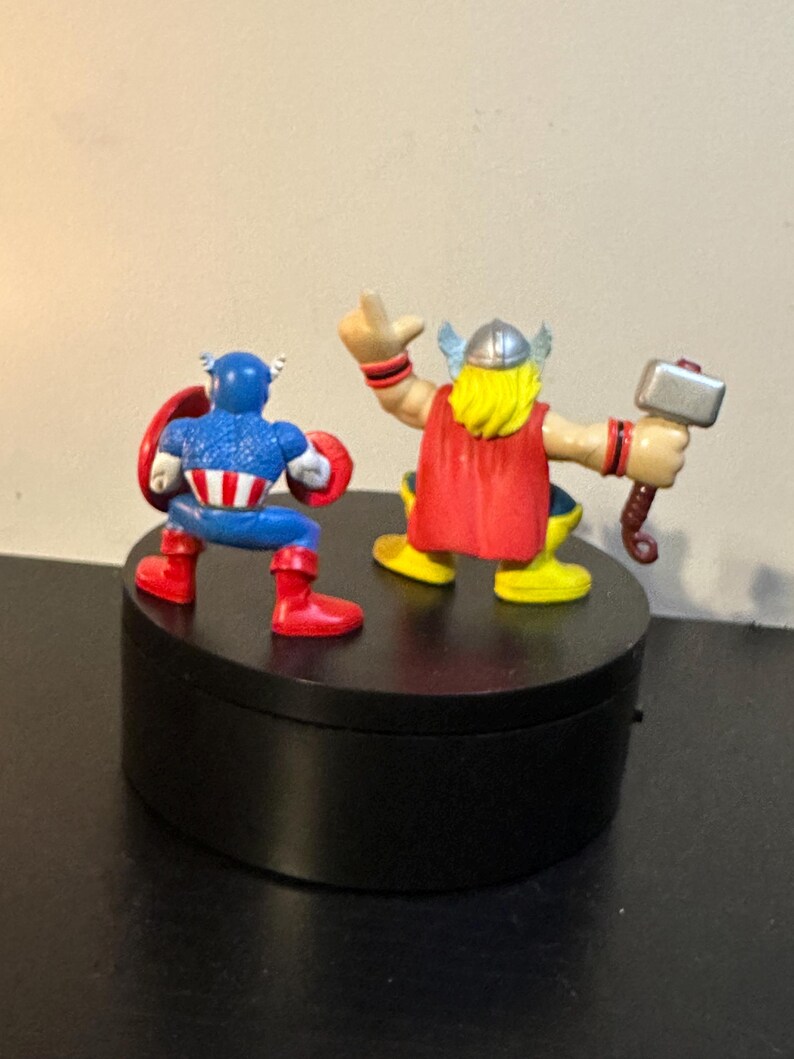 Vintage Hasbro Super Hero Squad Minifigurer, Marvel Avengers: Captain America & Thor bild 2