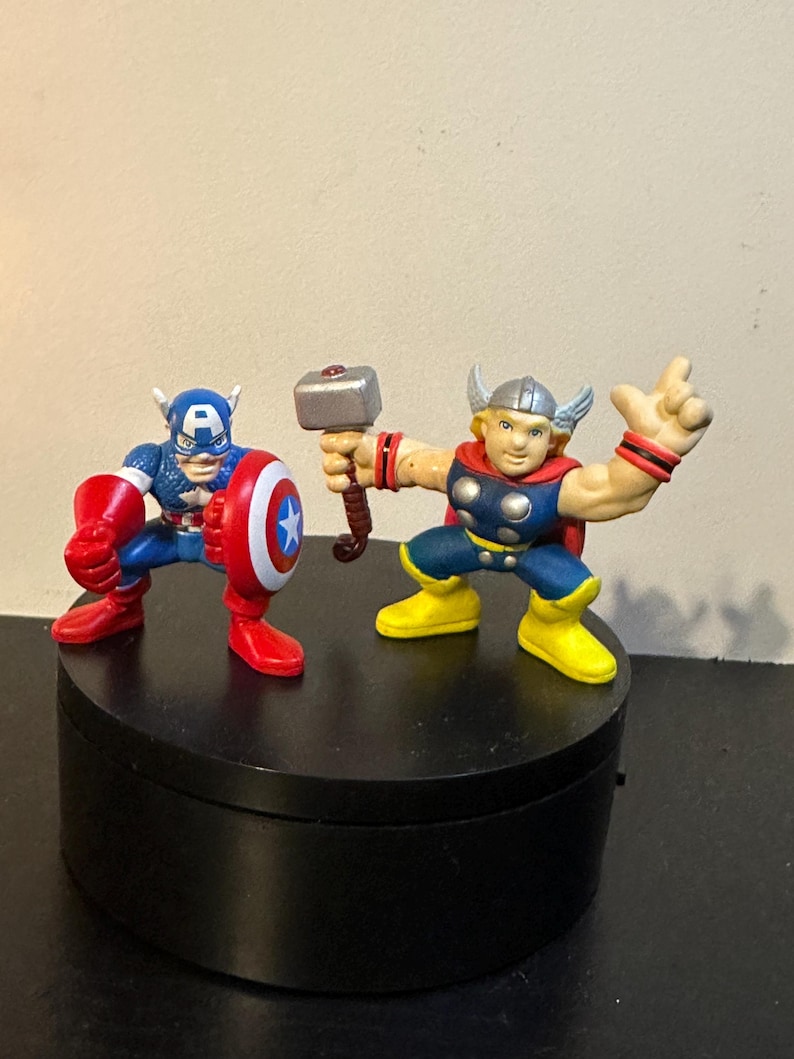 Vintage Hasbro Super Hero Squad Minifigurer, Marvel Avengers: Captain America & Thor bild 1