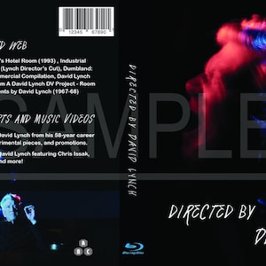 Puede incluir: Caja de Blu-ray para una colección de películas de David Lynch. La portada presenta un retrato de un hombre con iluminación roja y azul, el texto "Dirigido por David Lynch" y una lista de vídeos de TV, web, cortos y musicales.
