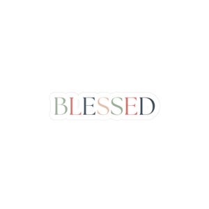 Könnte beinhalten: Ein Aufkleber mit dem Wort "BLESSED" in einer stilisierten Schriftart. Die Buchstaben sind in verschiedenen Farben: grün, blau, rosa und grau.