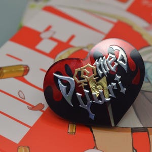 Holografischer Acryl Yuri Yaoi Anstecker: Ita Bag Accessoire Doomed Yuri