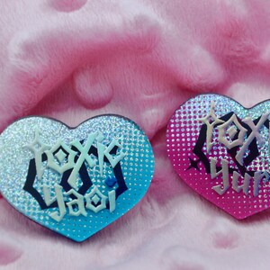 Holografischer Acryl Yuri Yaoi Anstecker: Ita Bag Accessoire Toxic Pins Set