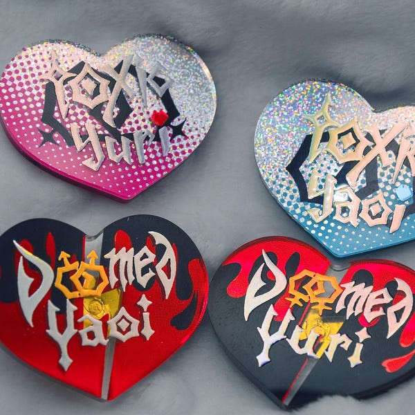 Pin's holographique Yuri Yaoi en acrylique : accessoire de sac Ita