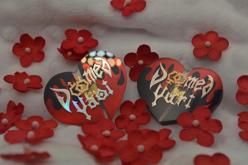 Holografischer Acryl Yuri Yaoi Anstecker: Ita Bag Accessoire Doomed Pins Set