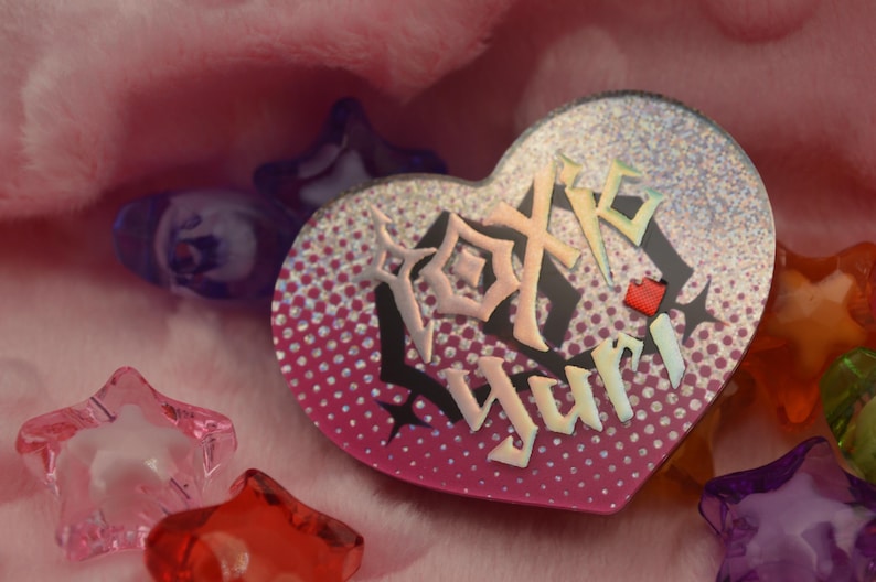 Holografischer Acryl Yuri Yaoi Anstecker: Ita Bag Accessoire Toxic Yuri