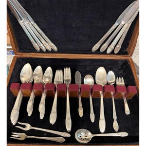 Puede incluir: Un juego de tres tazas de cerámica con un acabado moteado y mate. Las tazas son de color crema, gris claro y gris oscuro. Cada taza tiene un diseño simple y minimalista y un asa redondeada.