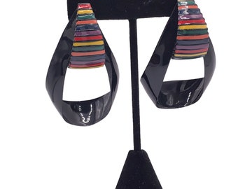 Vintage jaren '80 Black Metal Hoop Oorbellen Regenboogkleuren jaren 1980 New Wave Statement