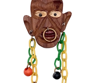 Zeldzame Elzac Witch Doctor broche pin hout houten grote celluloid ketting jaren 1940 40 Afrikaanse Native