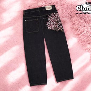 刺繍入り桜デニムジーンズ | Y2K ゴス ヴィンテージ ルック スタイル | ユニセックス ワイド レッグ パンツ | ユニークなストリートウェア ファッション