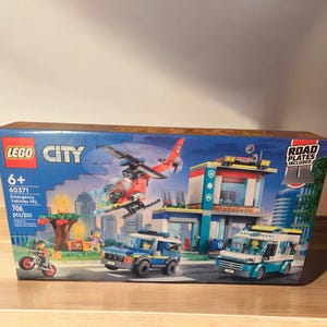 LEGO City 60371 Emergency Vehicles HQ (NUEVO y sellado, retirado) - 706 piezas - Incluye ambulancia, camión de bomberos y coche de policía