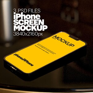 Może przedstawiać: Żółta makietka iPhone'a z tekstem "phone//iPhone" i "MOCKUP" na ekranie. Telefon leży na czarnej powierzchni.