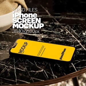 Może przedstawiać: Czarny makiet iPhone'a z żółtym ekranem na czarnym marmurowym tle. Ekran wyświetla tekst "MOCKUP" i "phone/iPhone". Tekst "3 PSD FILES iPhone SCREEN MOCKUP 3840x2160px" jest widoczny nad telefonem.