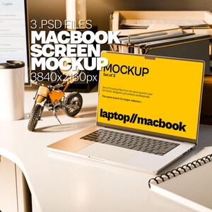 Może przedstawiać: Srebrny laptop z żółtym ekranem, na którym widnieje tekst "laptop//macbook". Na ekranie znajduje się również tekst "MOCKUP Set of 3" oraz opis plików makiety. Laptop stoi na białym biurku z zeszytem i motocyklem zabawką.