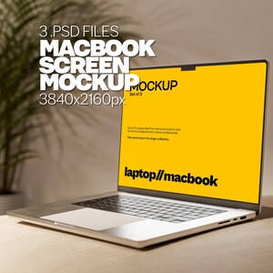 Może przedstawiać: Srebrny laptop z żółtym ekranem, na którym wyświetla się tekst "laptop//macbook". Ekran jest makietą dla projektantów i twórców. Laptop stoi na jasnobrązowej drewnianej powierzchni.