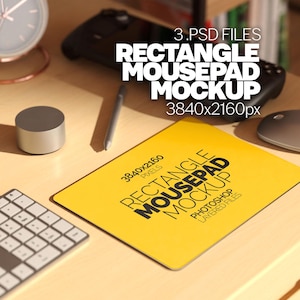 Può includere: Un mockup di tappetino per mouse rettangolare giallo con il testo "3840x2160 pixel", "Rectangle Mousepad Mockup", "Photoshop Layered Files" stampato su di esso. Il tappetino per mouse è su una superficie di legno con una tastiera, un cilindro argentato, una penna e un mouse.