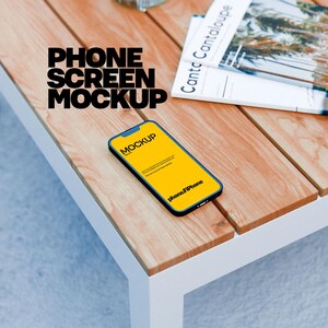 Pakiet makiet ekranu iPhone'a umieszczony na drewnianym stole na zewnątrz dla projektantów UI UX