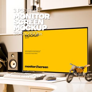 Może przedstawiać: Makieta monitora komputerowego z żółtym ekranem, klawiaturą, myszką i motocyklem zabawką na białym biurku. Tekst na ekranie mówi "monitor//screen".