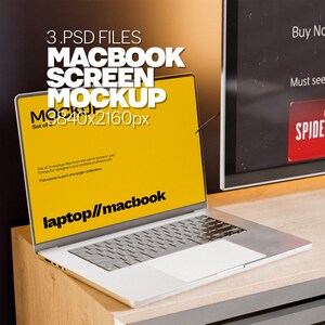 Może przedstawiać: Srebrny laptop z żółtym ekranem, na którym widnieje tekst "MACBOOK SCREEN MOCKUP 3840x2160px Set of 3" oraz tekst "laptop//macbook".