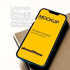 Może przedstawiać: Niebieska makietka iPhone'a z żółtym ekranem. Na ekranie widoczny jest tekst "MOCKUP" i "phone//iPhone". Na ekranie widoczny jest również tekst "Set of 3". Telefon leży na brązowej powierzchni.