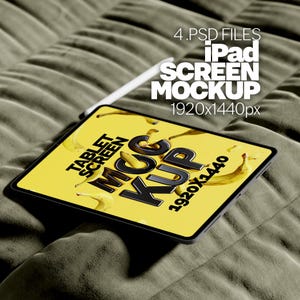 Puede incluir: Una maqueta de iPad negro con un fondo amarillo y el texto "TABLET SCREEN MOCKUP 1920x1440" en la pantalla. El iPad está sobre una superficie de tela verde.