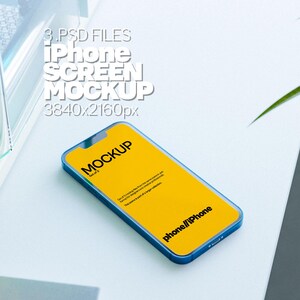 Może przedstawiać: Niebieska makietka iPhone'a z żółtym ekranem. Na ekranie widnieje tekst "MOCKUP" i "phone//iPhone".