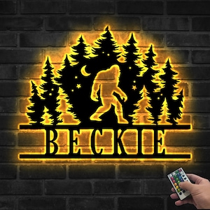 Arte de pared metálico personalizado de Pie Grande con luz LED, Pie Grande en el bosque, letrero con nombre de Sasquatch, decoración de cabaña, letrero de bienvenida de Pie Grande