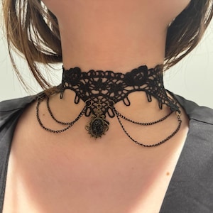 Gargantilla de encaje gótico victoriano con colgante de camafeo negro y cadenas drapeadas: collar steampunk hecho a mano.