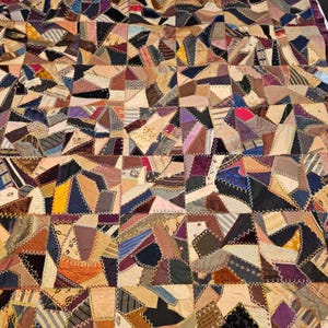 Antik viktoriansk galen quilt i sidensammet, broderad lapptäcke, 61x67 vinröd