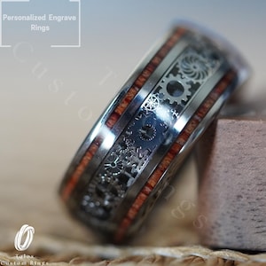 Peut inclure: Une bague en argent et en bois avec un motif d'engrenage. La bague est en acier inoxydable et en bois.