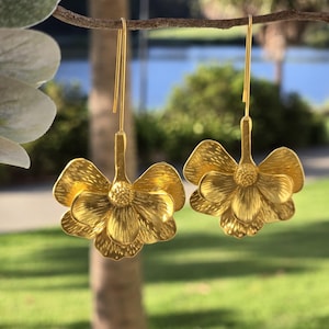 Gouden bloem oorbellen – statement bloemdessin – hibiscusbloem oorbellen