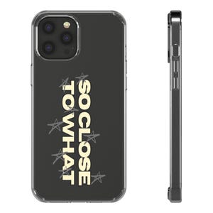 Puede incluir: Una funda transparente para teléfono con fondo negro y el texto "SO CLOSE TO WHAT" en blanco. El texto está rodeado de pequeñas estrellas grises.