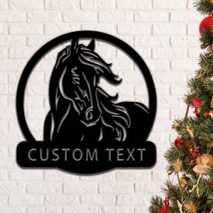 Placa de parede de metal personalizável com cavalo, preta, design redondo com cena de montanha, decoração de celeiro de fazenda, decoração de parede de estábulo de cavalo