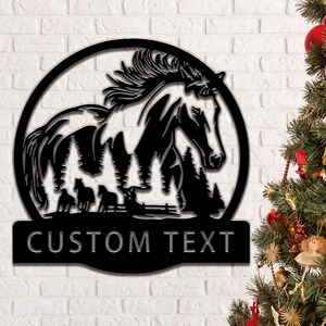 Placa de parede de metal personalizável com cavalo, preta, design redondo com cena de montanha, decoração de celeiro de fazenda, decoração de parede de estábulo de cavalo
