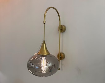 Aplique de pared de vidrio soplado / Lámpara de mesita de noche con acabado de latón envejecido, estilo mediados de siglo